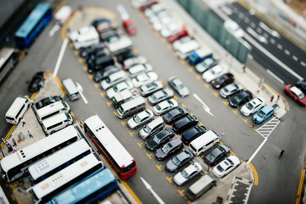 Luftaufnahmen von geparkten Fahrzeugen