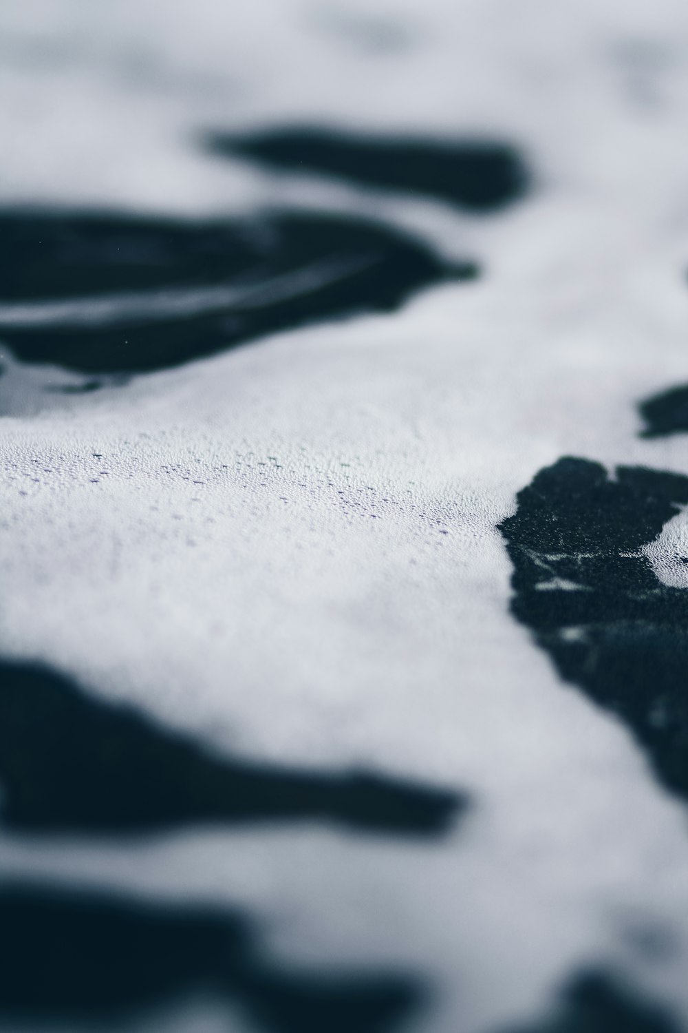 Eine Nahaufnahme einer schneebedeckten Oberfläche
