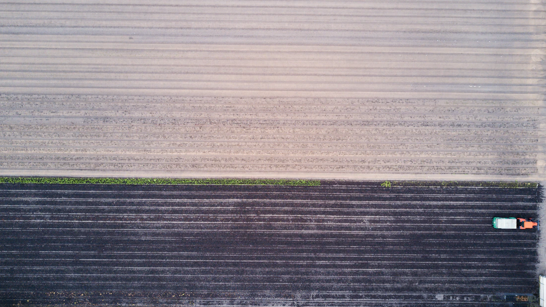 Vista aérea dos campos agrícolas e de um trator