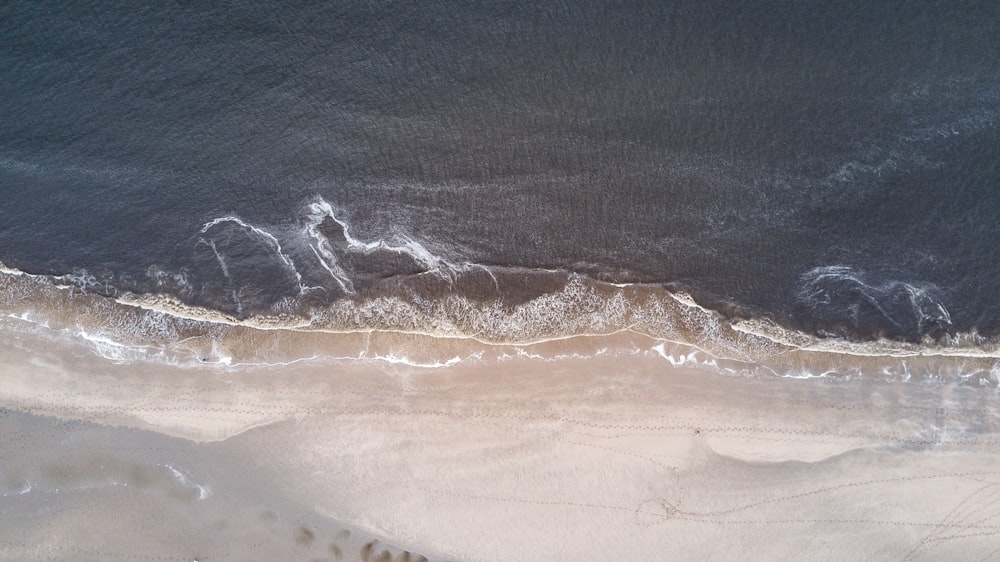 Fotografia aérea de ondas do mar