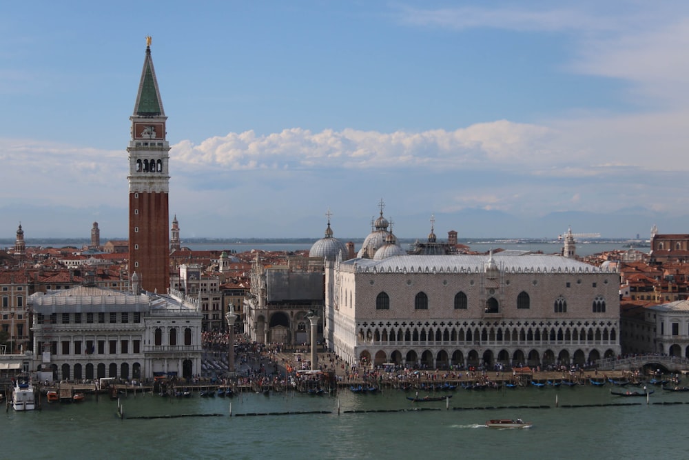 città attraverso lo specchio d'acqua durante il giorno