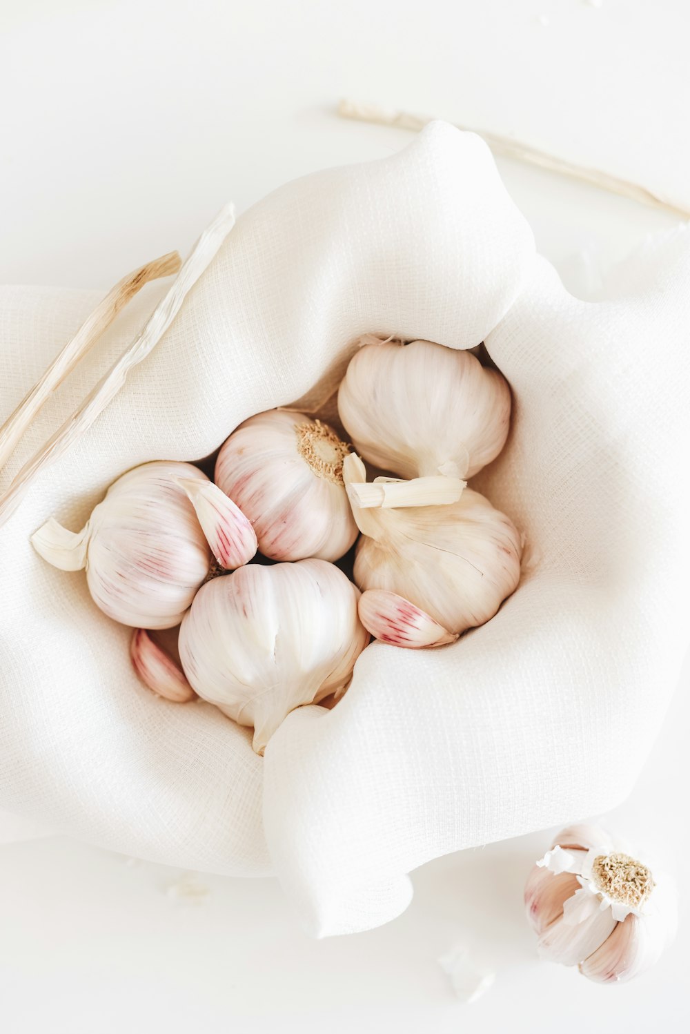 cinque aglio su tessuto bianco