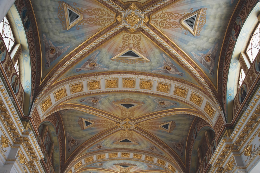 worm's eye view of ceiling during daytime