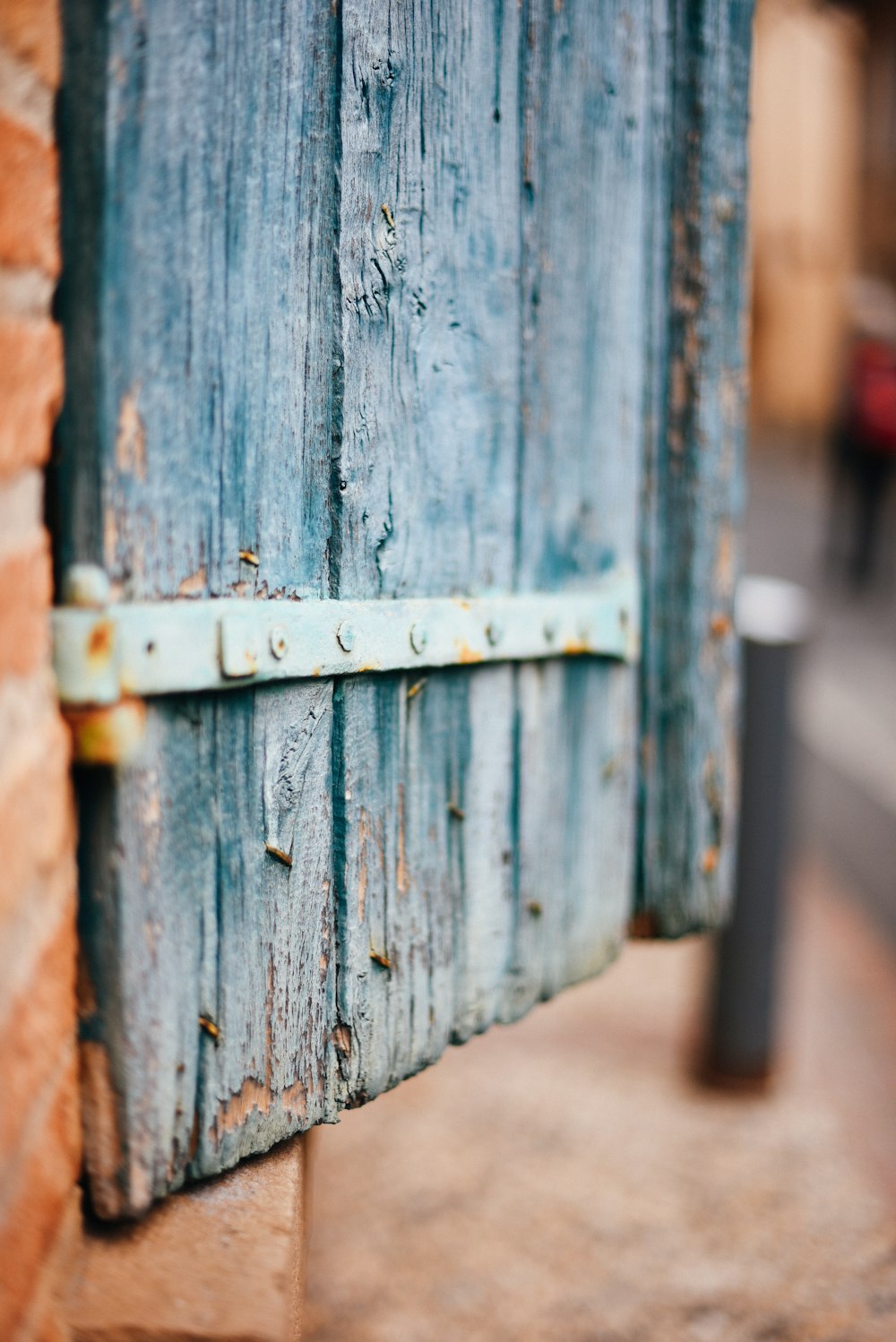 focus photo blue wooden window