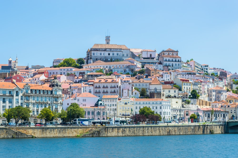 uma vista de uma cidade do outro lado da água