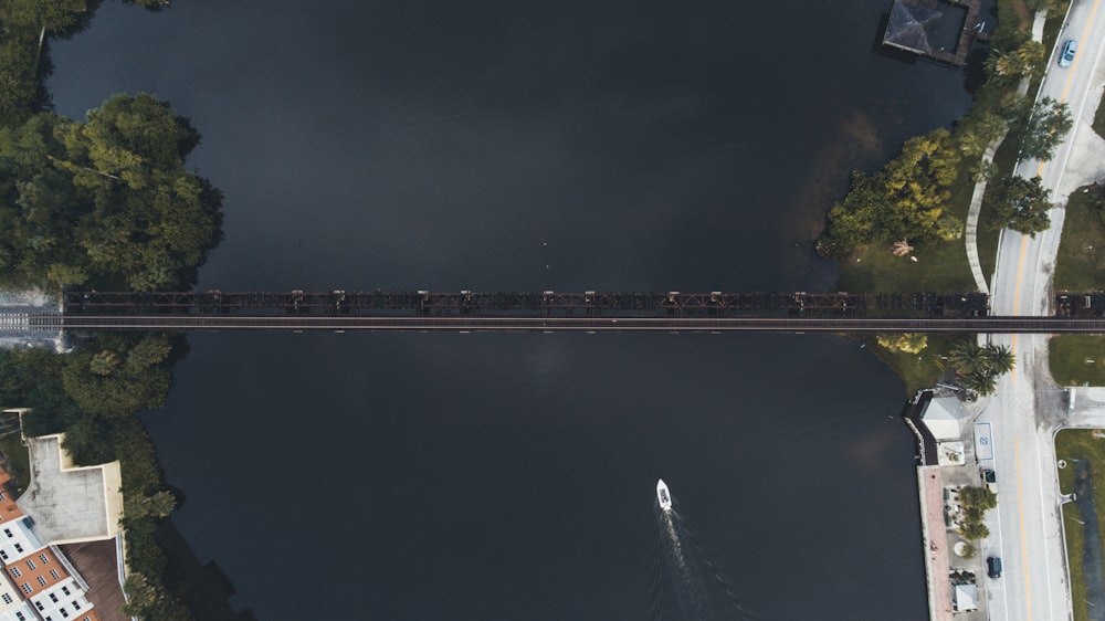 Luftaufnahme der schwarzen Hängebrücke