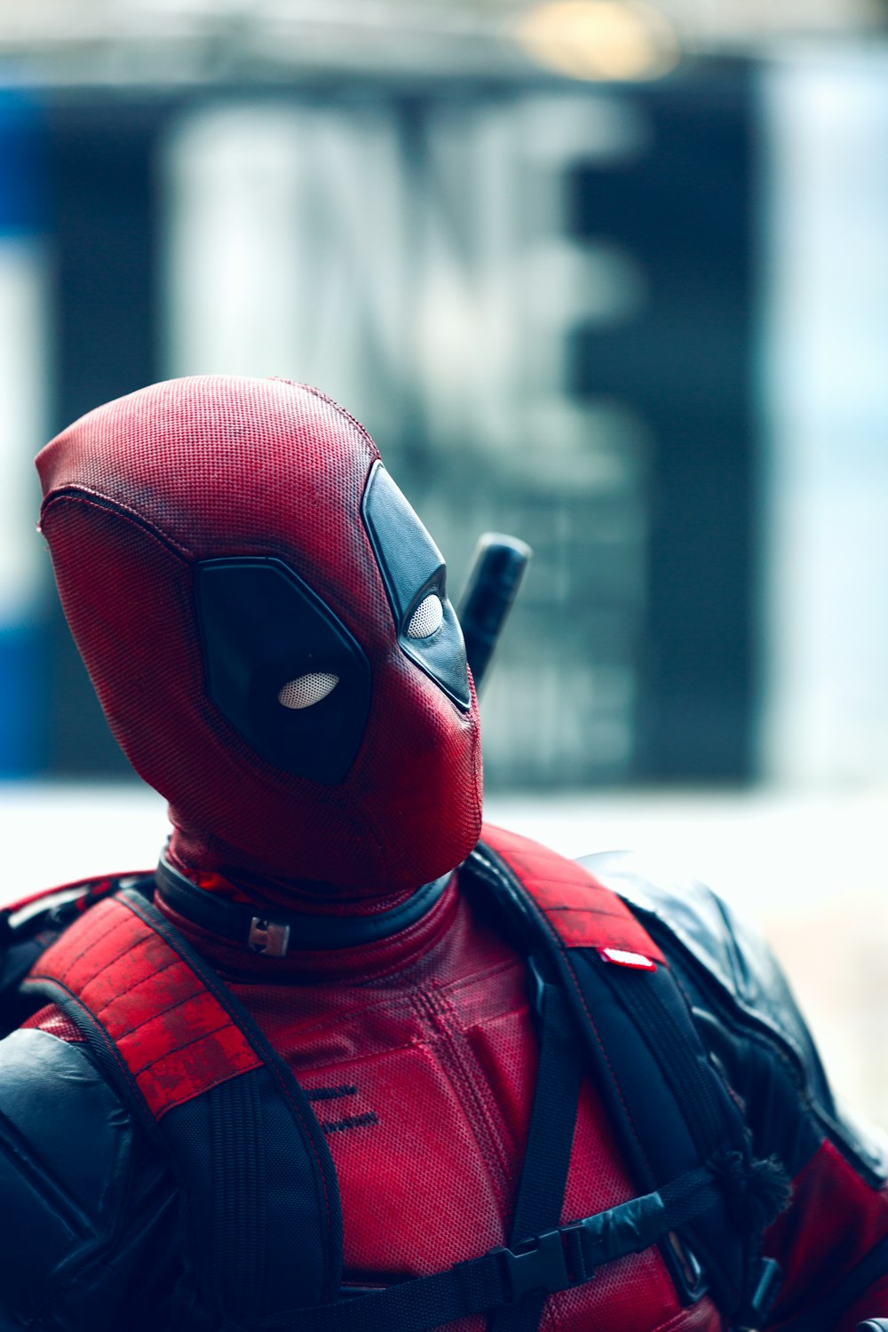 um homem fantasiado de deadpool com uma faca na mão