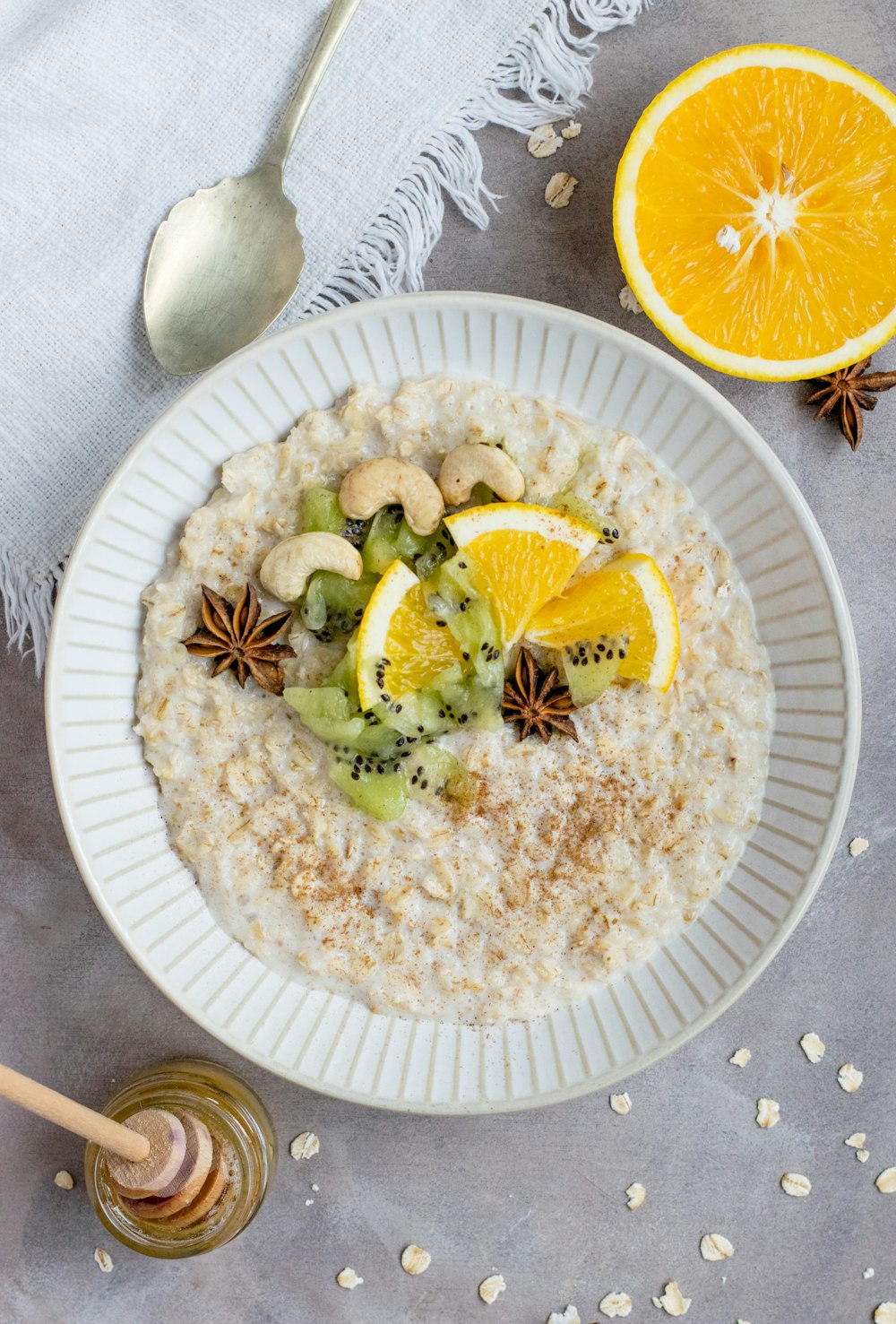 frutas fatiadas e kiwi no prato