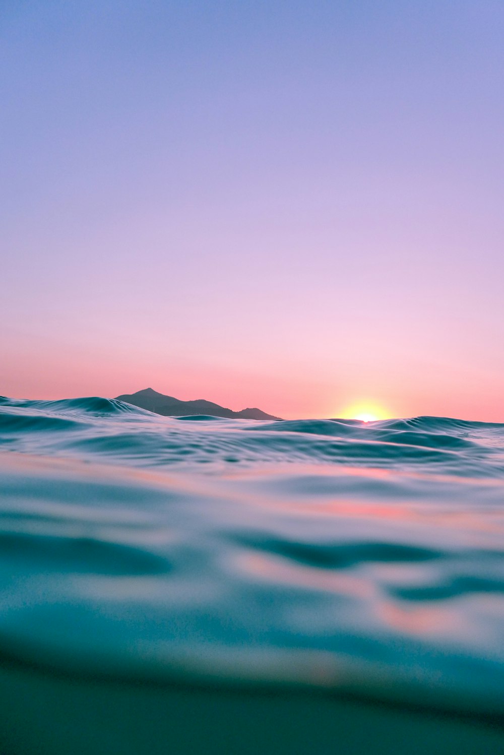 Cuerpo de agua en calma durante la hora dorada