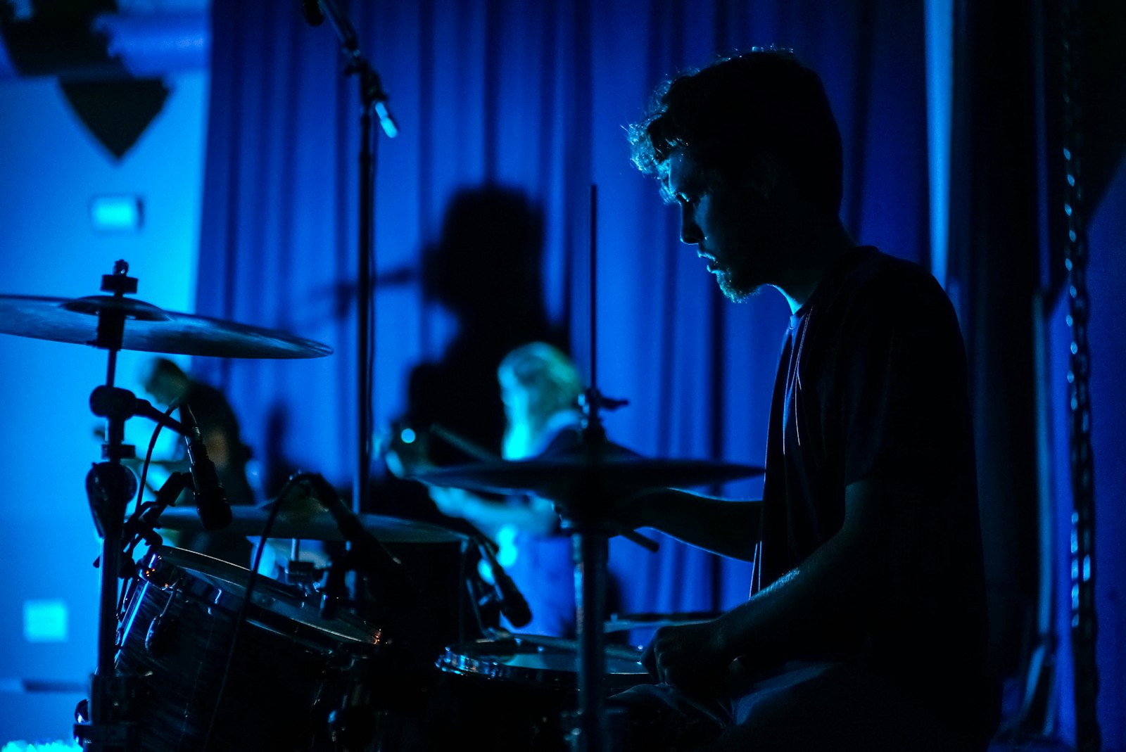 Sony a7S II + Sony Sonnar T* FE 55mm F1.8 ZA sample photo. Man playing drum set photography