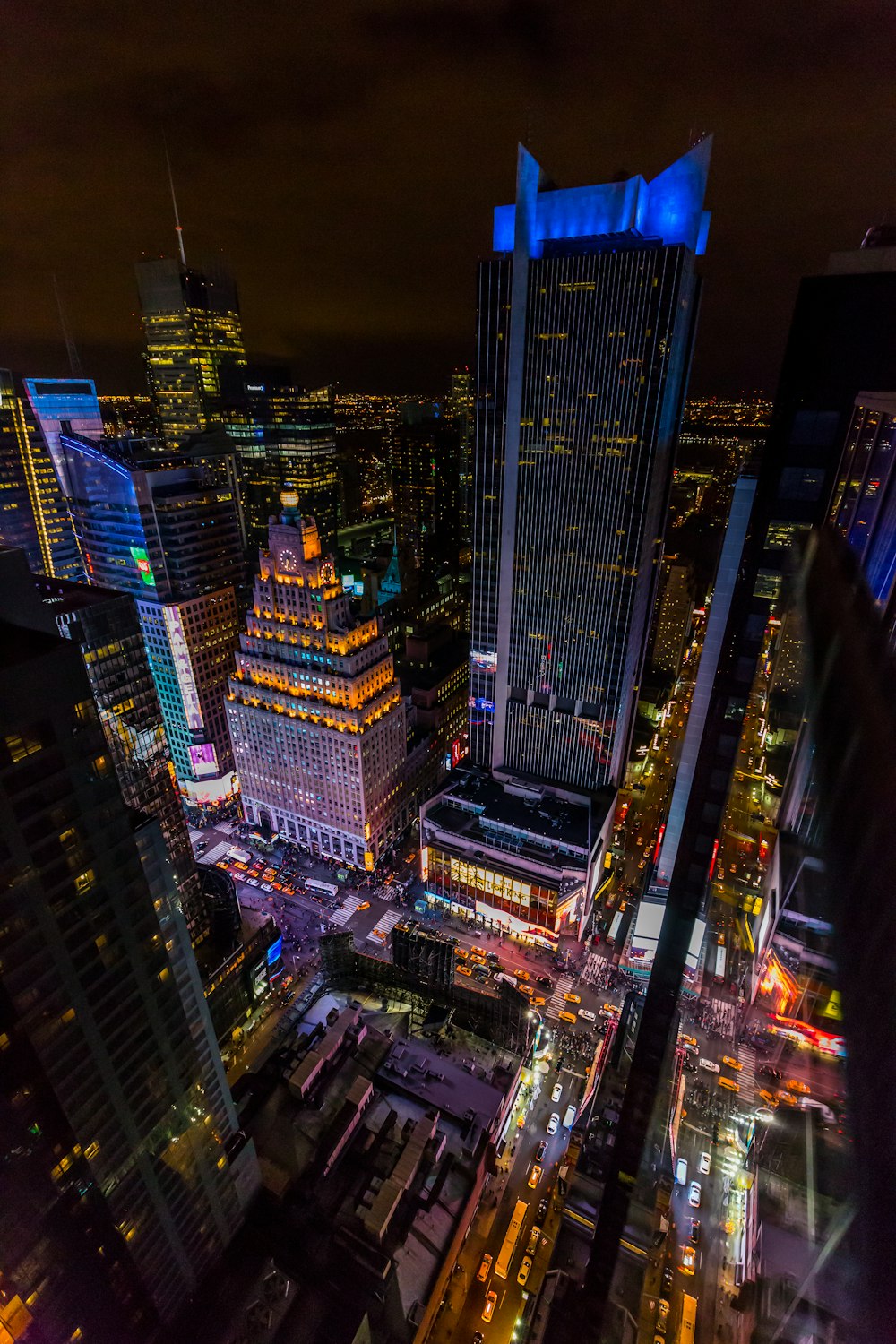 Edificios de la ciudad durante la noche