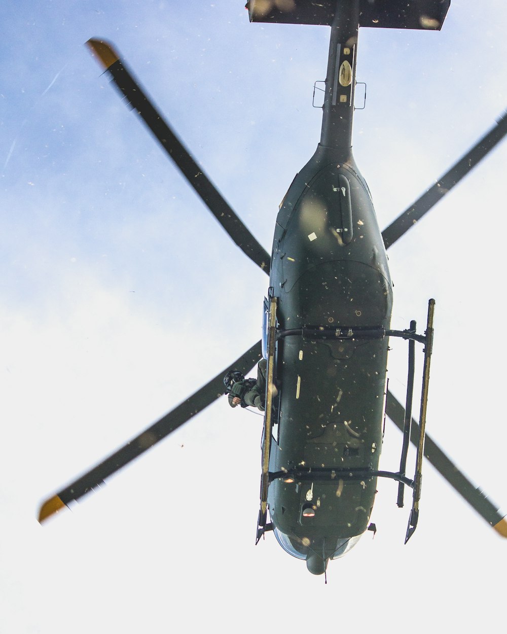 緑と茶色のヘリコプターの写真