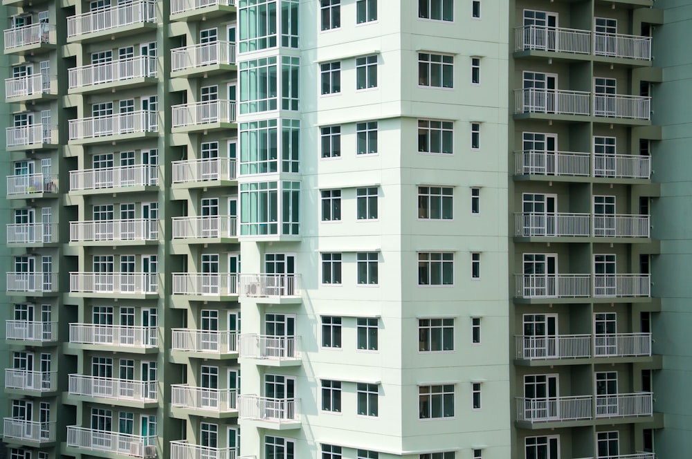 Edificio blanco y verde