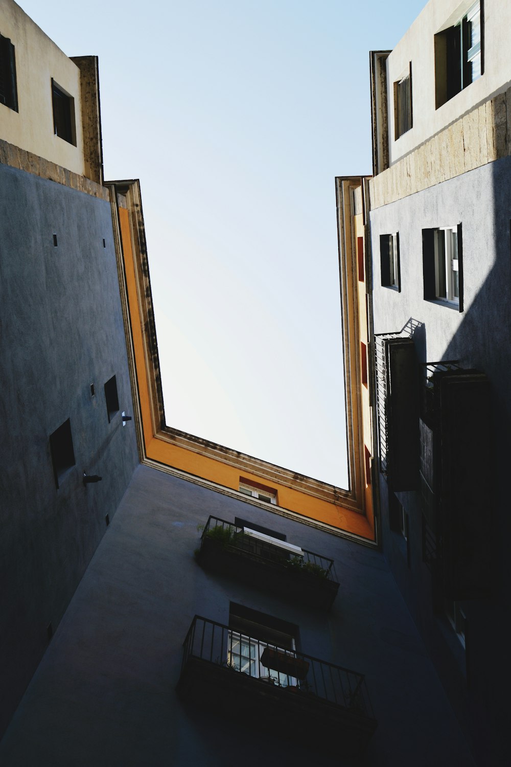 fotografia de baixo ângulo do edifício de concreto cinza