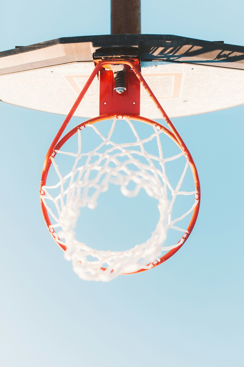 흰색과 빨간색 농구 골대의 로우 앵글 사진