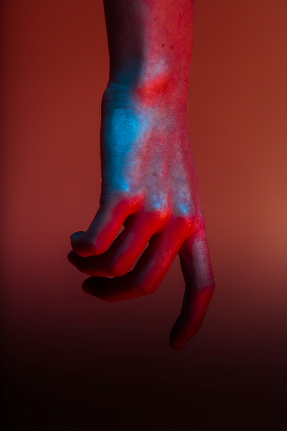 빨간 페인트를 칠한 손의 얕은 초점 사진