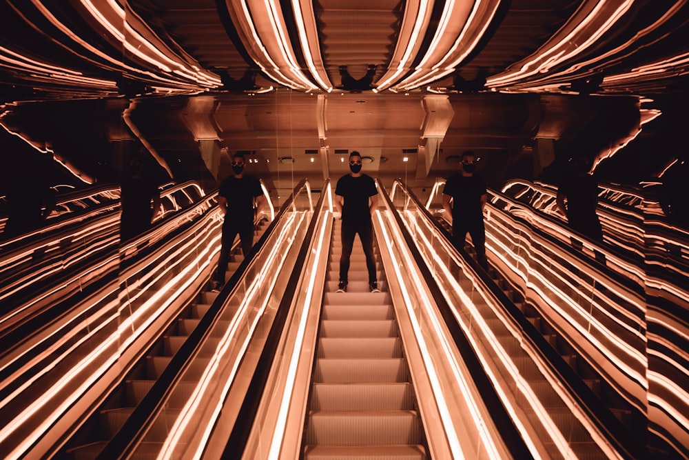 Person auf verspiegelter Rolltreppe