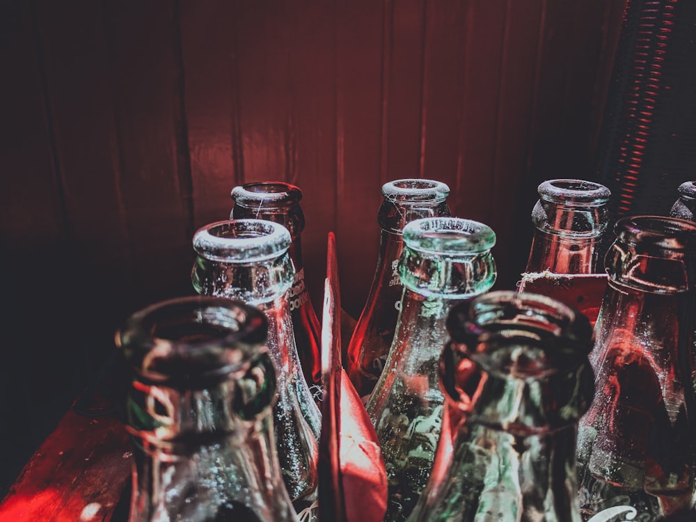 Fotografía selectiva en color de botellas de vidrio
