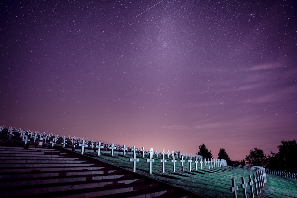 Cementerio bajo el cielo estrellado