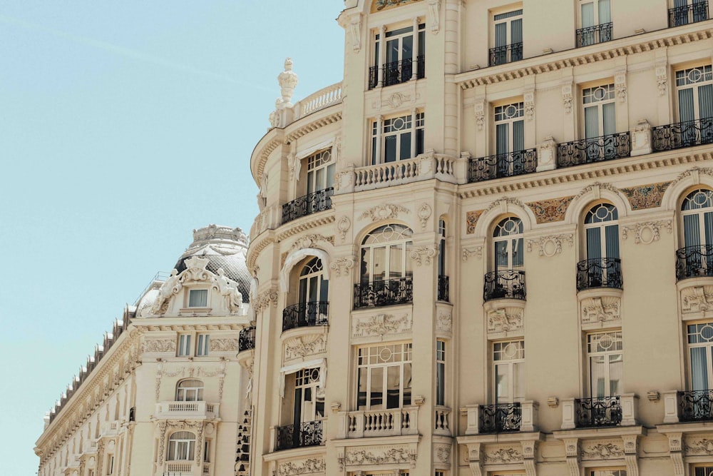 Edificio de hormigón beige