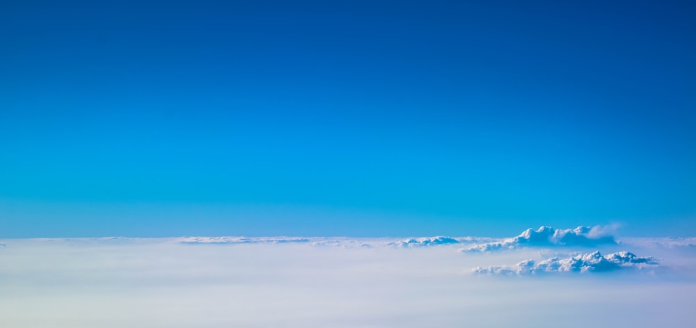 Ein Blick auf die Wolken aus einem Flugzeugfenster