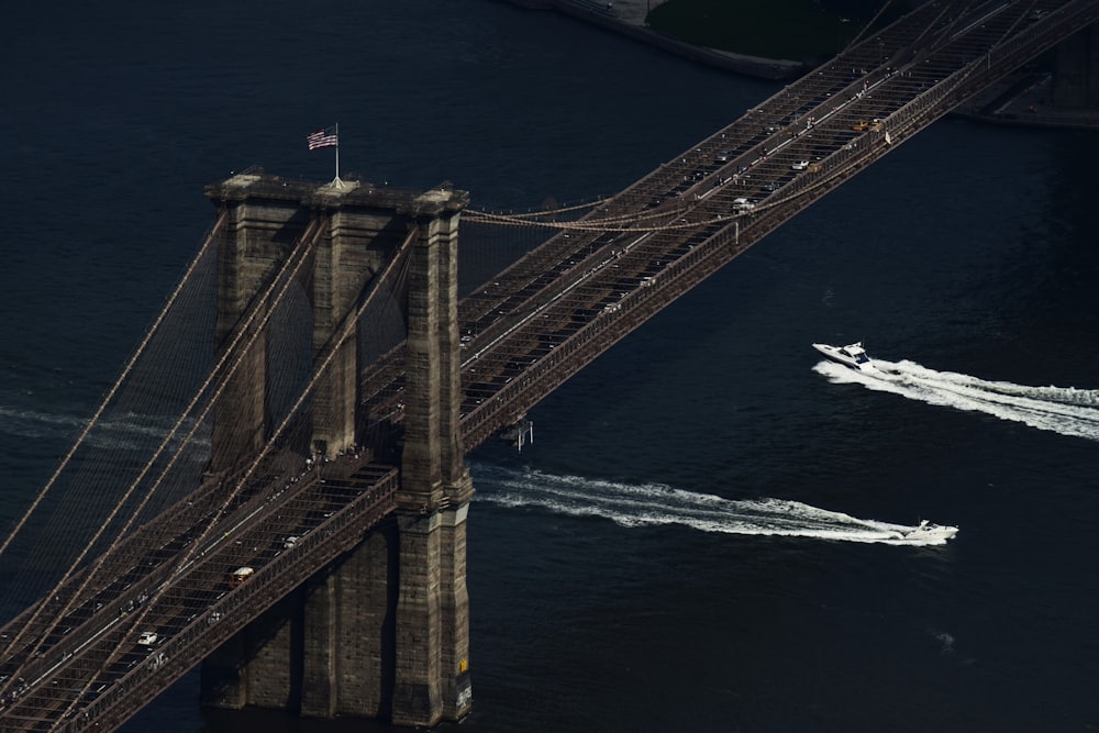 日中のブルックリン橋の航空写真