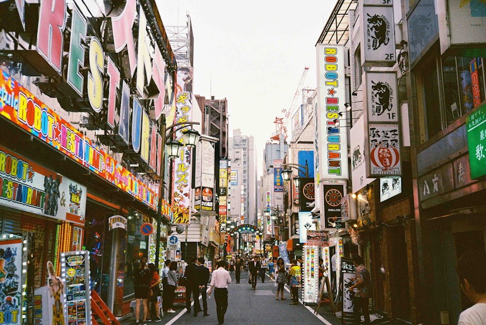 高層ビルの間を歩く人々