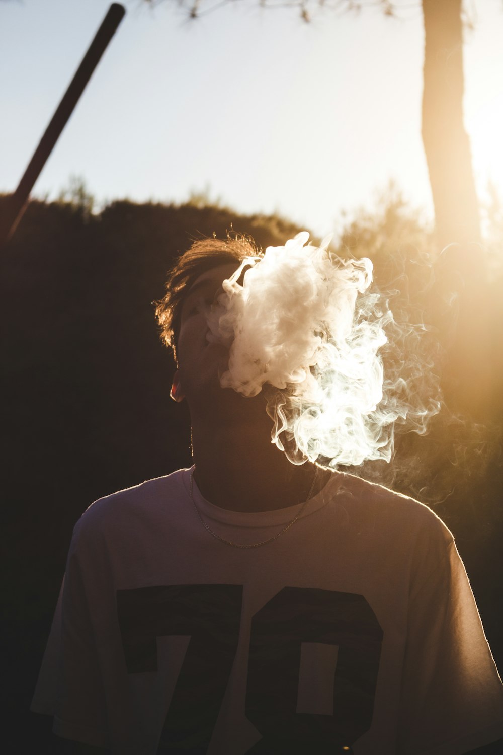 homem na camisa branca com fotografia conceito de fumaça branca