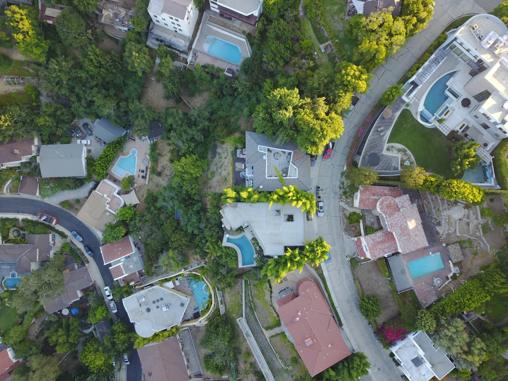 Foto de vista superior de edifícios e estradas de cores variadas