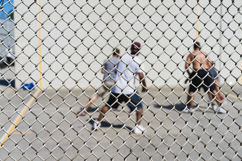 Cuatro hombres jugando al baloncesto