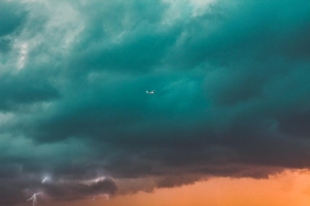 Grüne Wolken mit Blitzdonner