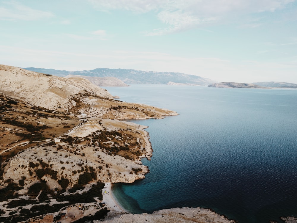 Île près d’un plan d’eau