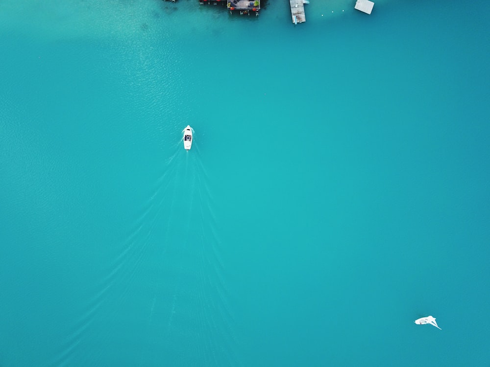 Photographie aérienne d’un bateau blanc sur un plan d’eau de jour