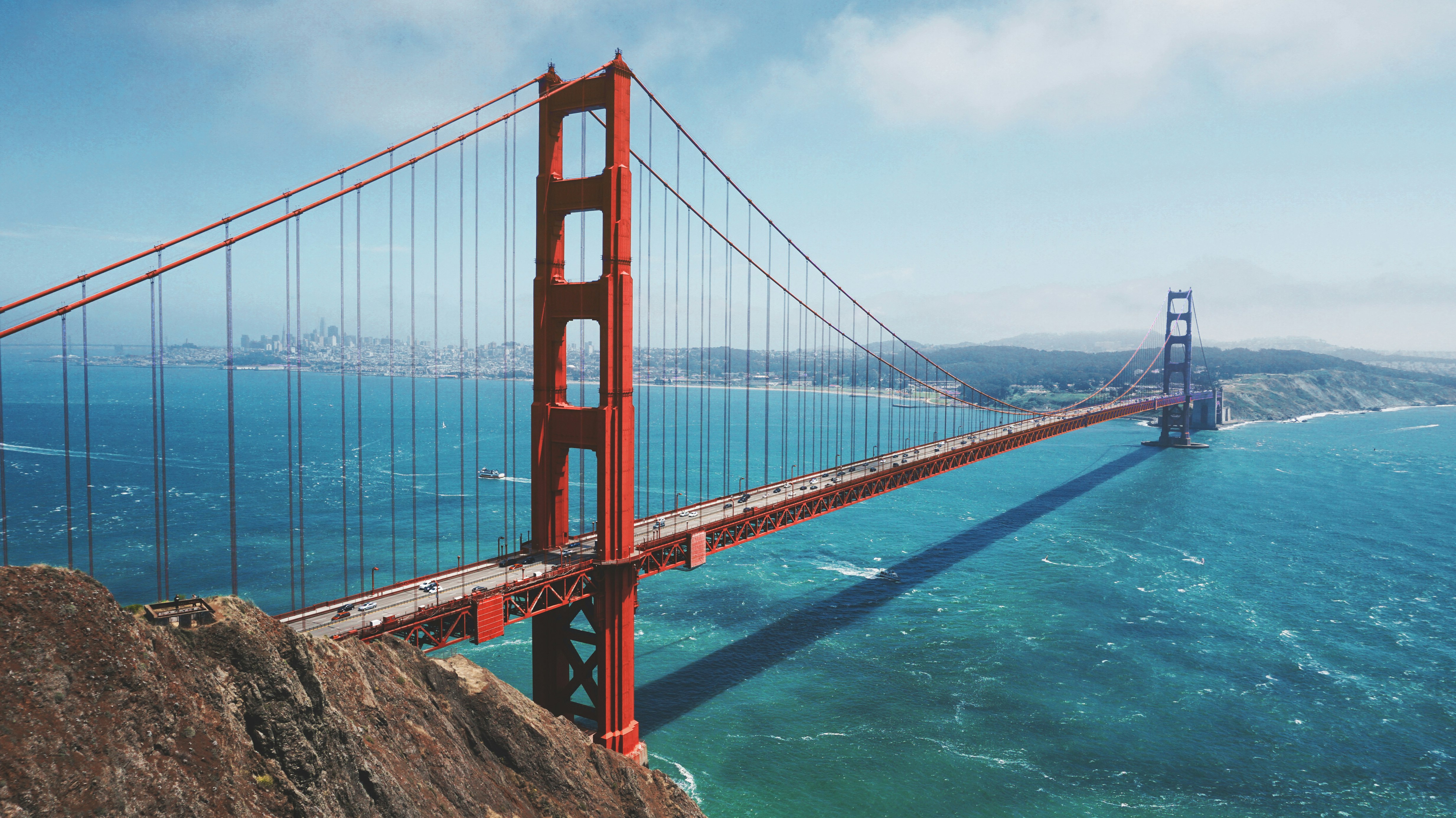 EL Golden Gate, un icónico puente sobre la Bahía de San Francisco [Foto: Maarten van den Heuvel/Unsplash]
