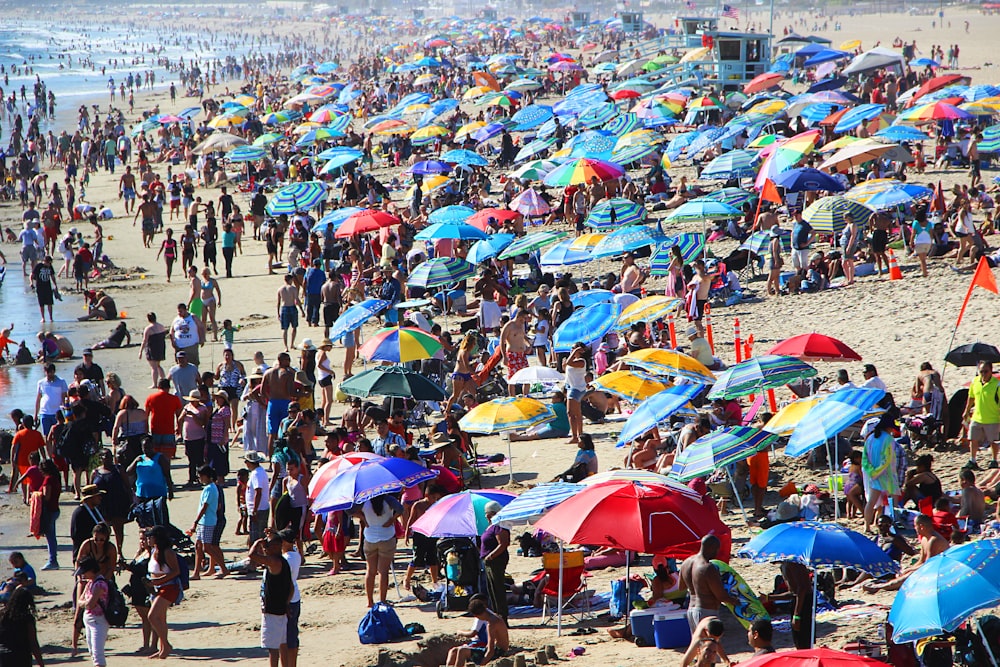 pessoas na praia durante o dia