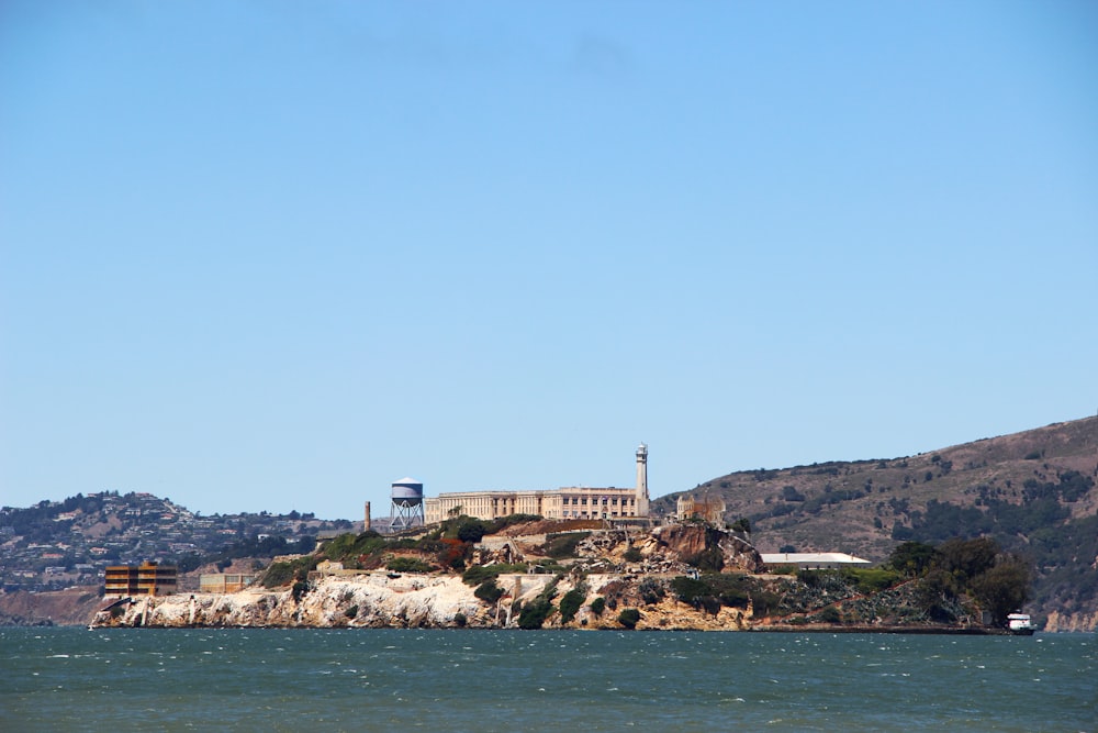 Foto da prisão de Alcatraz durante o dia