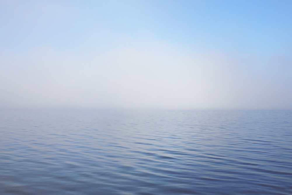 Fotografía del océano azul en calma