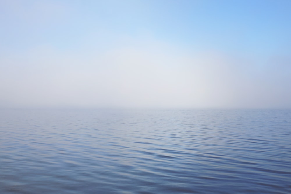 Photographie de l’océan bleu calme