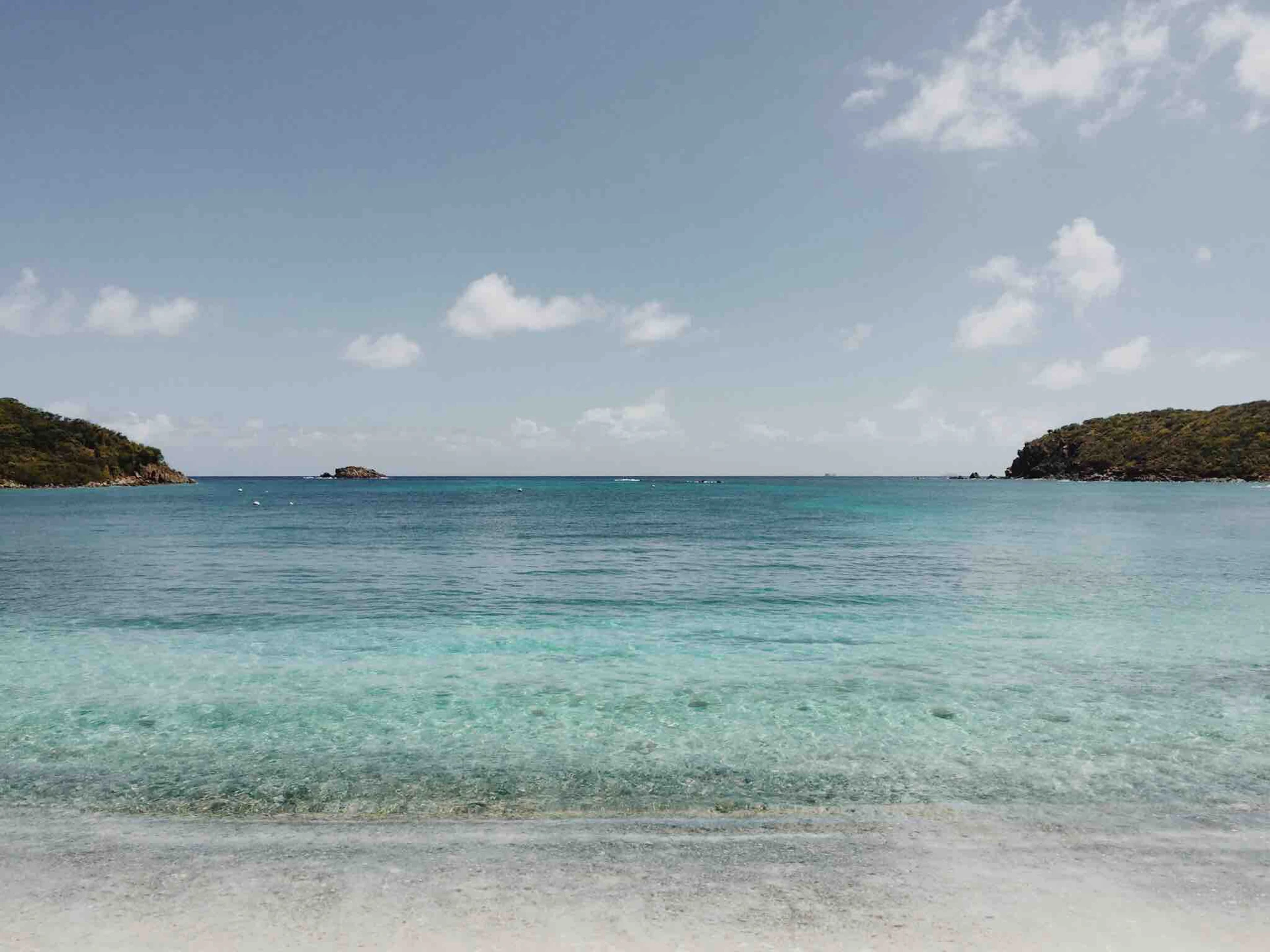 gray computer monitor