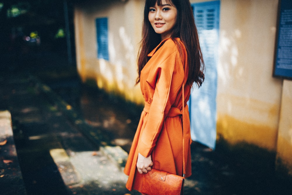 mujer con vestido marrón de manga larga