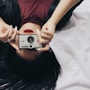 Candid camera con protagonista l'Alfa 4C e la stupenda Philippa Morson