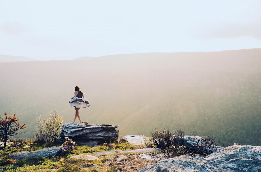 Frau steht auf Felsen