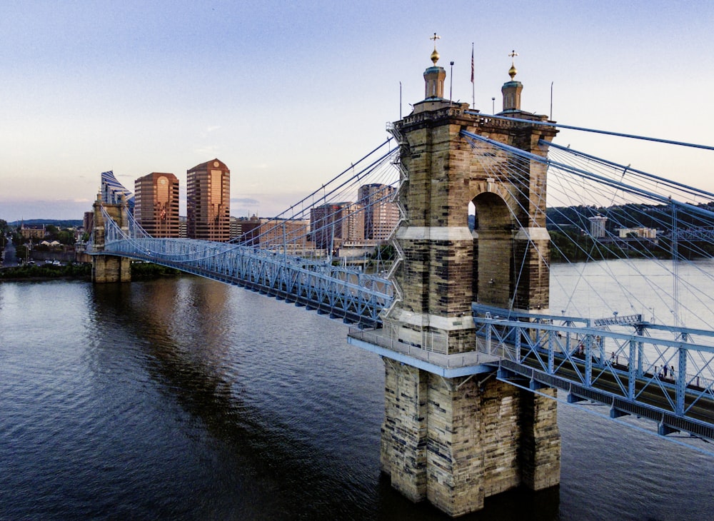 braune und blaue Betonbrücke