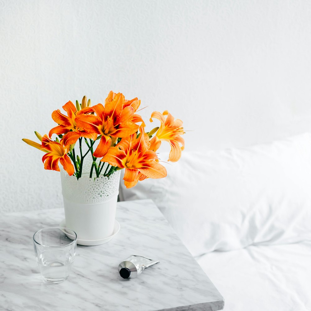 花瓶にオレンジ色の花びらの花束