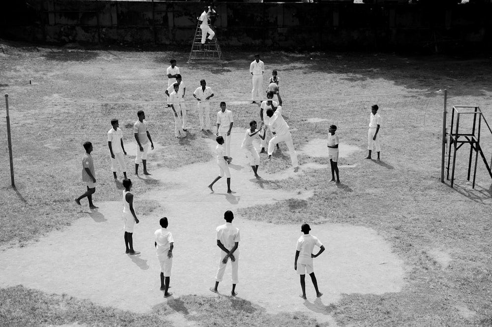 Gruppe von Leuten, die Baseball spielen