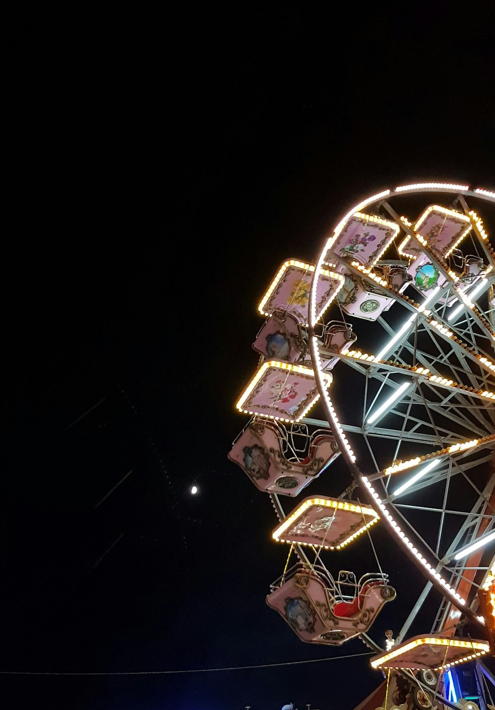 Rueda de la fortuna iluminada durante la noche