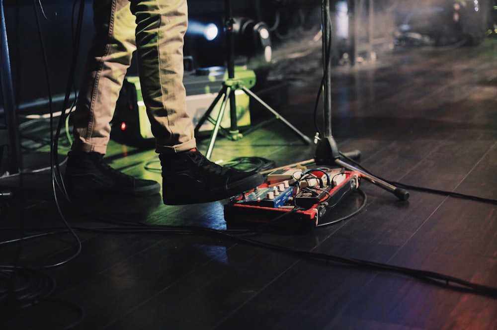 homem tocando instrumento musical vermelho no palco