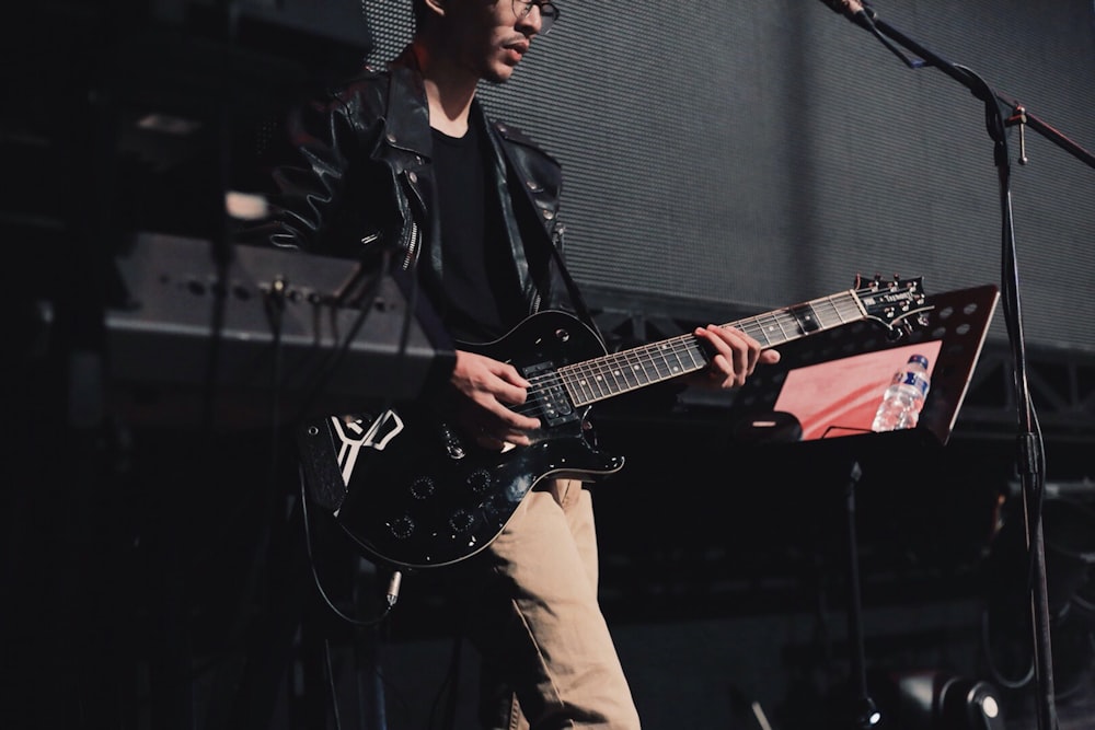 Hombre tocando la guitarra en el escenario