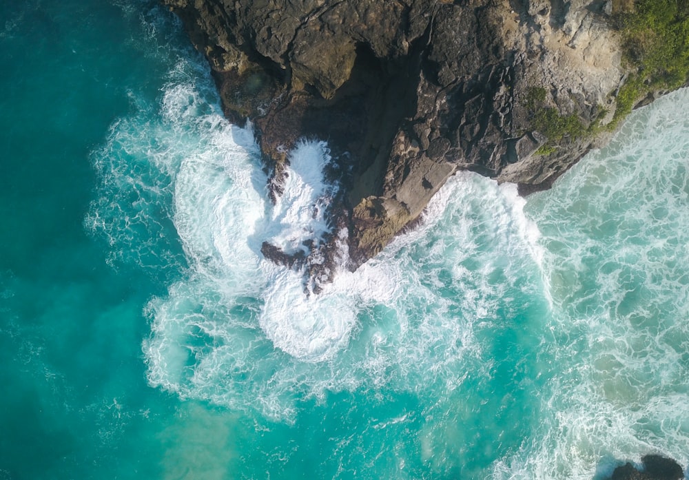 昼間の海岸沿いの岩石層の航空写真