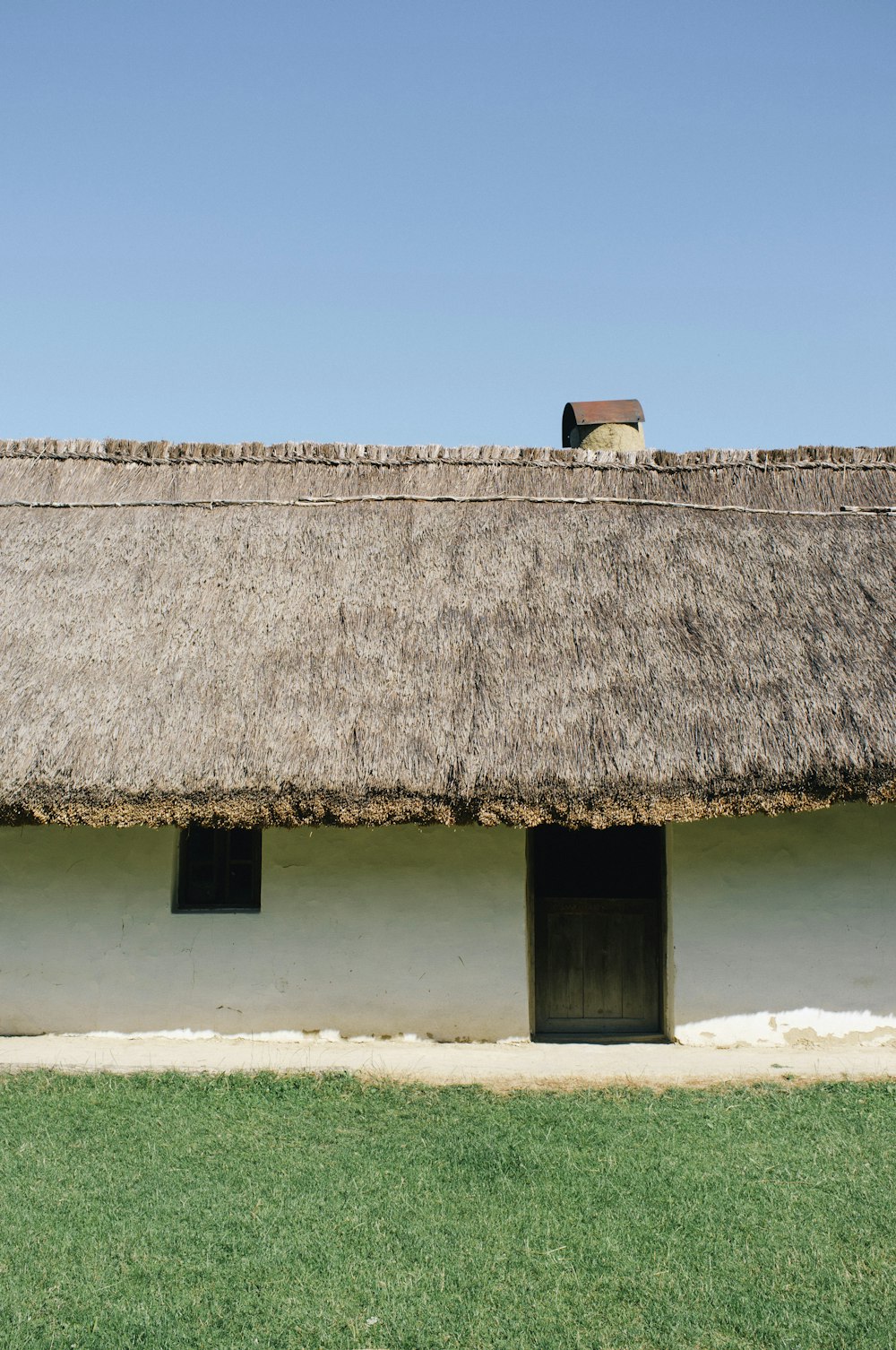 Casa branca e marrom sob o céu azul claro